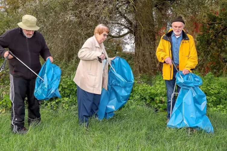 Fleißig: Anglerfreunde Andreas Mamicone, Hannelore Wedel und Franz Wetternach (von links). 