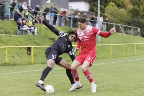 Glich in der 82. Minute zum 3:3 aus: Morlauterns Stürmer Bobby Edet (links), der hier den Ball gegen Maximilian Kolodziej vom FV