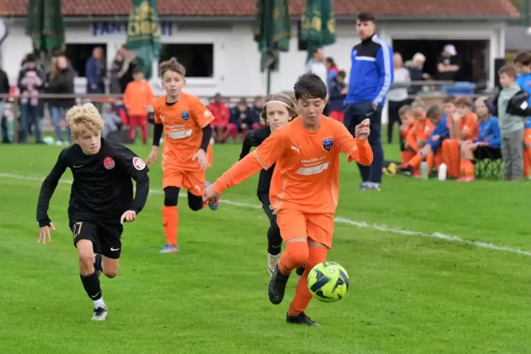 Eröffnungsspiel: Der FC Speyer 09 (orange) verliert gegen Offenburg in letzter Sekunde 2:3.