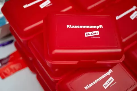 Brotbüchsen mit der Aufschrift "Klassenmampf" liegen auf dem Bundesparteitag der Partei Die Linke in Halle/Saale auf einem Tisch