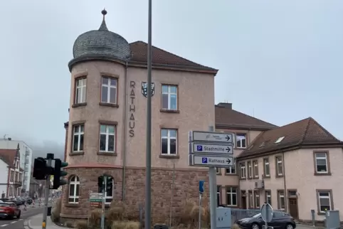 Eine Fahnenmast gibt es auch am Rathaus. Ebenso wie die anderen ist er oft unbeflaggt. 