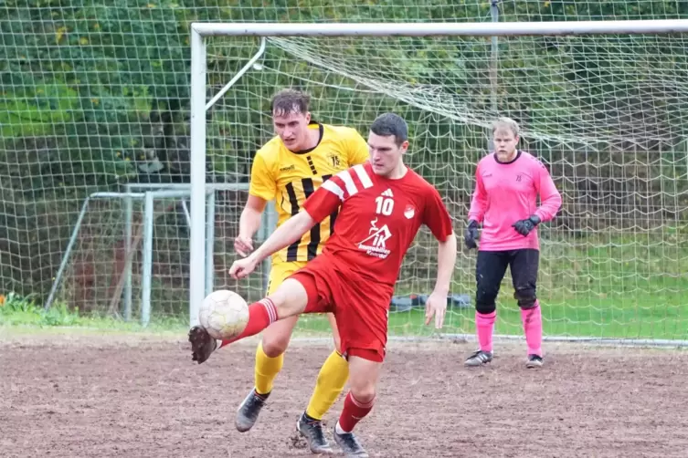 Glan-Münchweilers Kapitän Stephan Wigand (in Rot) nimmt den Ball in Jettenbachs Strafraum an.