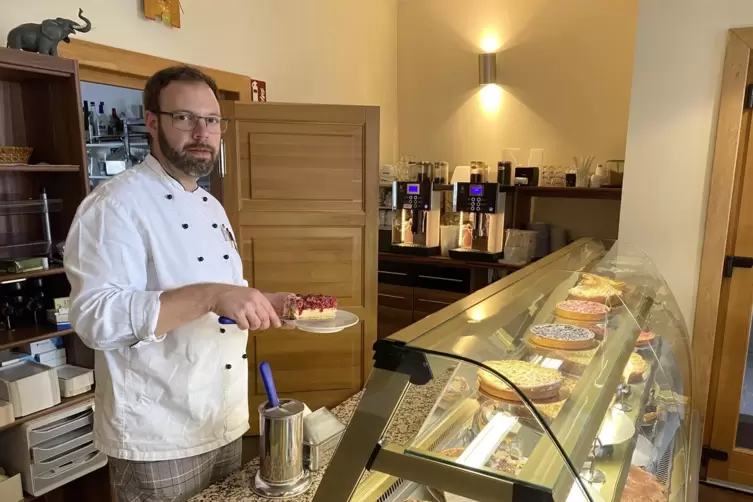 Arno Bertram backt, bedient, macht den Garten und kümmert sich in der Hauptstraße 17 um vieles mehr. Jetzt ist Schluss. 