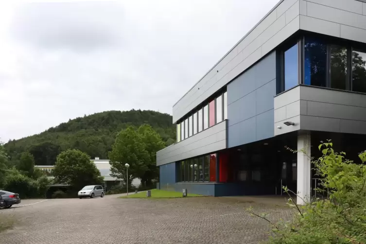 Am Staufer-Schulzentrum in Annweiler müssen Container aufgestellt werden. 