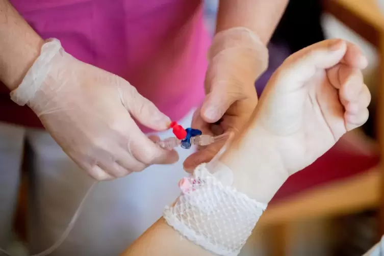 Beim assistierten Suizid tritt der Tod durch eine Infusion ein, die der Betroffene aber selbst öffnen muss. 