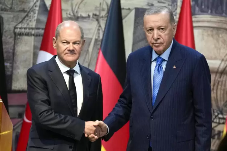 Scholz und Erdogan während ihrer Pressekonferenz in Istanbul. 