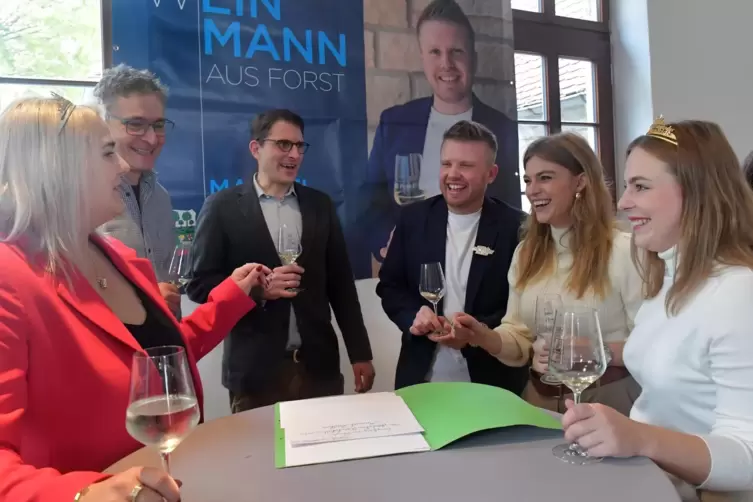 Beim Empfang: (v.l.) Pfälzische Weinprinzessin Lara Karr, Jürgen Düringer, Ortsbürgermeister Thomas Keller, Manuel Reuther, Deut