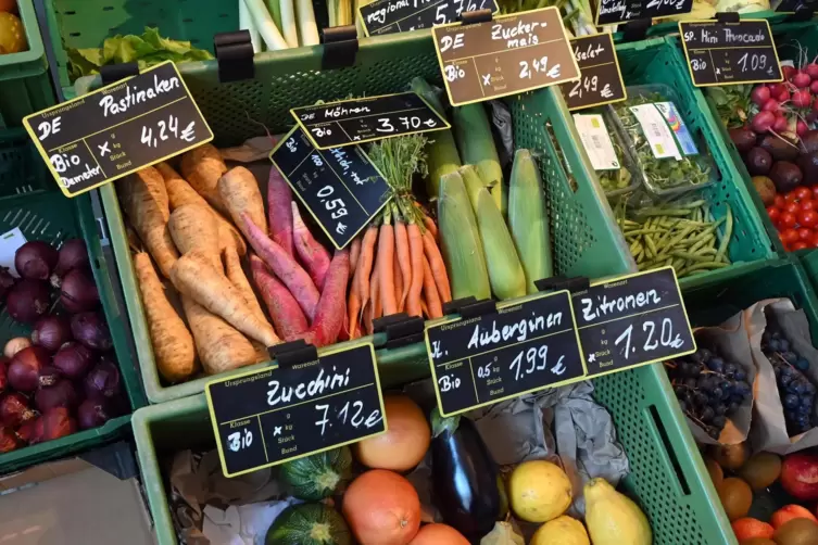 Die Besucher haben sich mit frischem Obst und Gemüse aus der Region eingedeckt. 