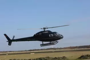 Dieser Helikopter der Firma KMN war in der Südpfalz zwecks geophysikalischer Messungen unterwegs.