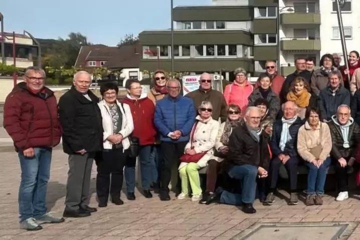 Gruppenbild im Panoramaformat: In Waldmohr waren derart viele an der freundschaftlichen Begegnung mit Bürgern aus Is-sur-Tille b