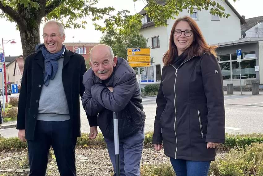 Auf dass die Rose gedeihe: Waldmohrs Stadtbürgermeisterin Charlotte Jentsch, ihr Amtskollege Thierry Darphin (links) und Bernard