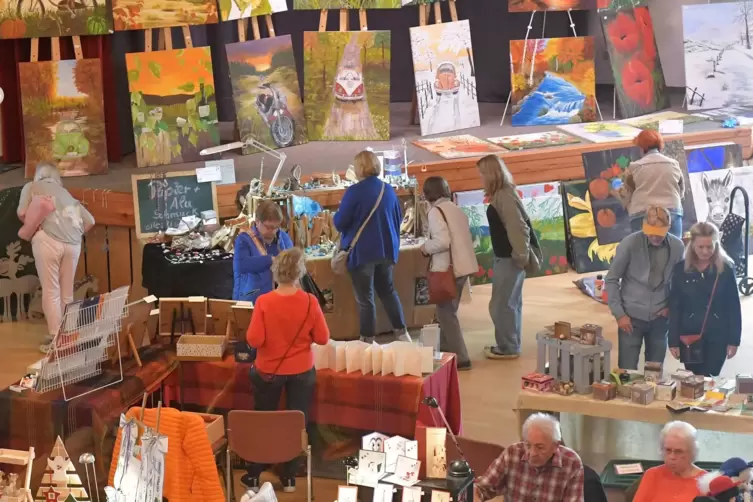 Bunte Vielfalt: Blick in den Kunsthandwerkermarkt im Bürgerhaus. 