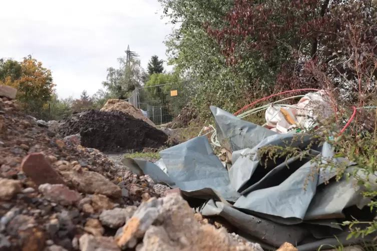 Abgekippt: Bauschutt vor dem gesperrten Platz.