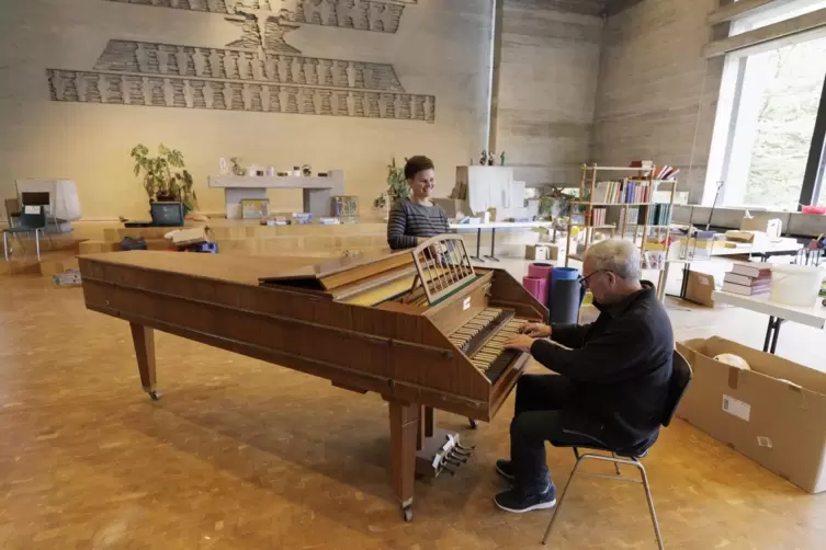 Dass das völlig intakte Cembalo aus der Versöhnungskirche niemand haben will, erstaunt Organist Helmut Emrich ebenso wie Judith 