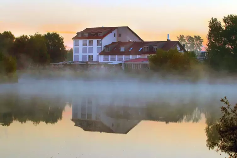 Idyllisch am Wasser gelegen: das Hotel Darstein an der Blauen Adria im Morgennebel. 