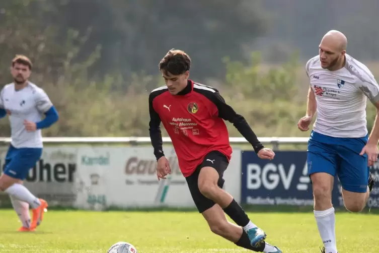 In Freckenfeld: Der Hatzenbühler Felix Müller verfolgt Philipp Eschbach, der das 2:0 erzielte. 