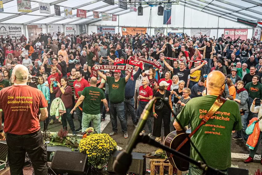 Das Festzelt war am Sonntag vor dem Winzerfestumzug brechend voll.