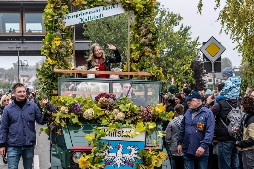 Etwa ein Dutzend Weinhoheiten verliehen dem Straßenumzug royalen Glanz.