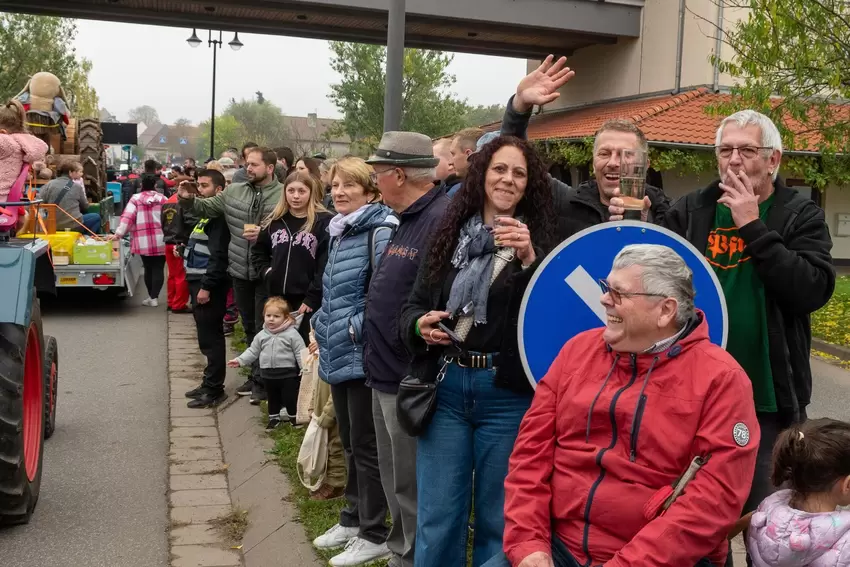 Die Zuschauer ließen sich vom diesigen Wetter nicht die Laune verderben.