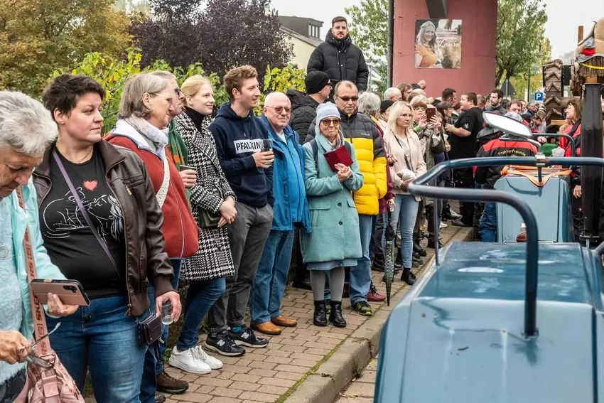 Die Zuschauer ließen sich vom diesigen Wetter nicht die Laune verderben.