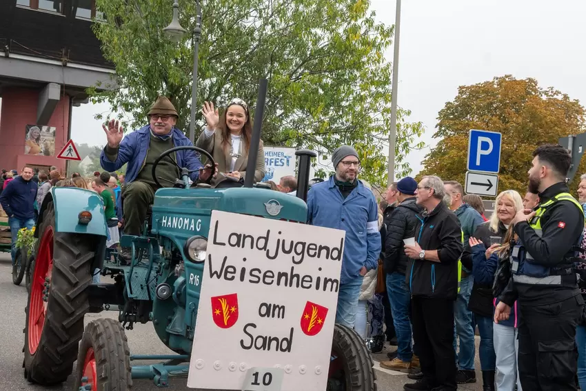 Die Landjugend Weisenheim am Sand mit ihrem Trecker.