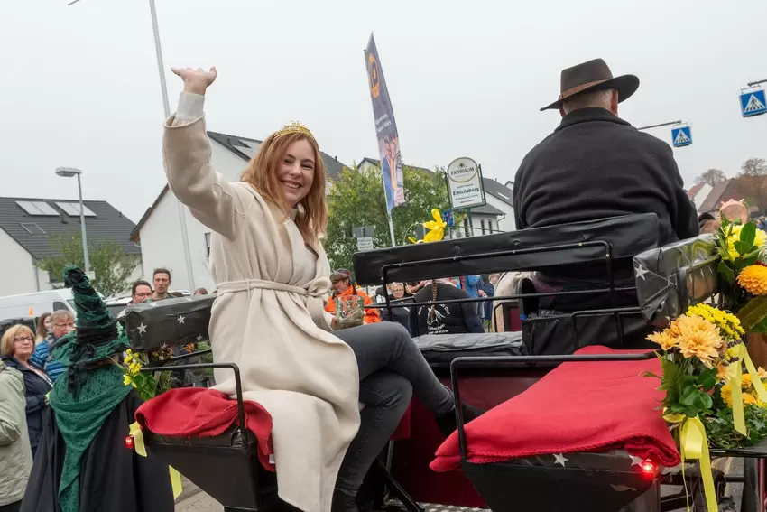 ... nämlich die Pfälzer Weinkönigin Denise Stripf.