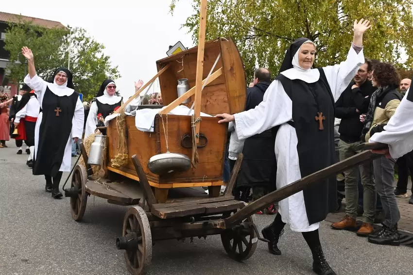 Die historische Gruppe aus Edenkoben war mit 80 Personen beim Winzerfestumzug dabei.