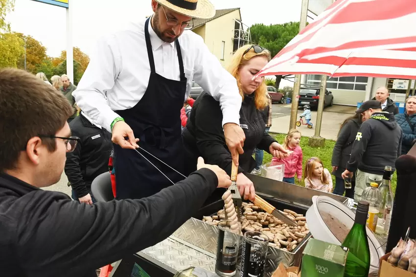 Auf zwei Umzugswagen wurde sogar für das Publikum gegrillt.