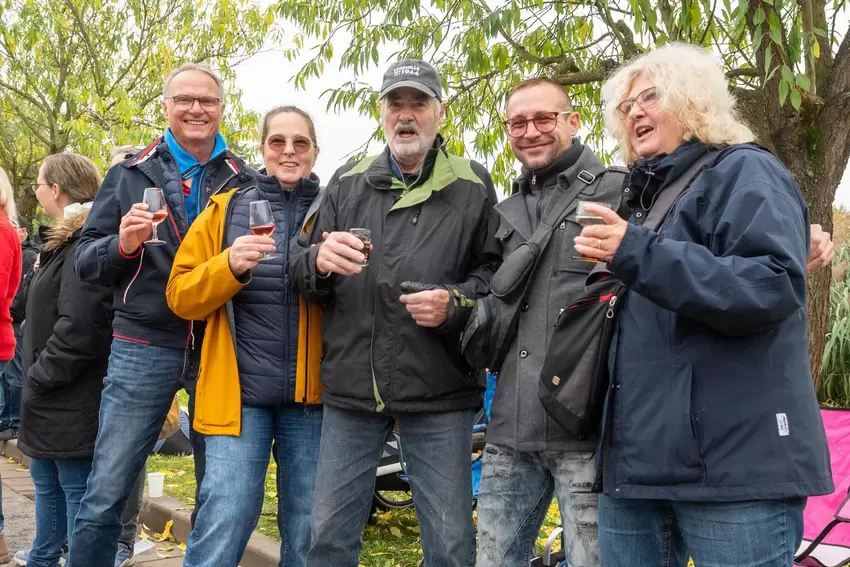 Am Straßenrand sang und schunkelte das Publikum.