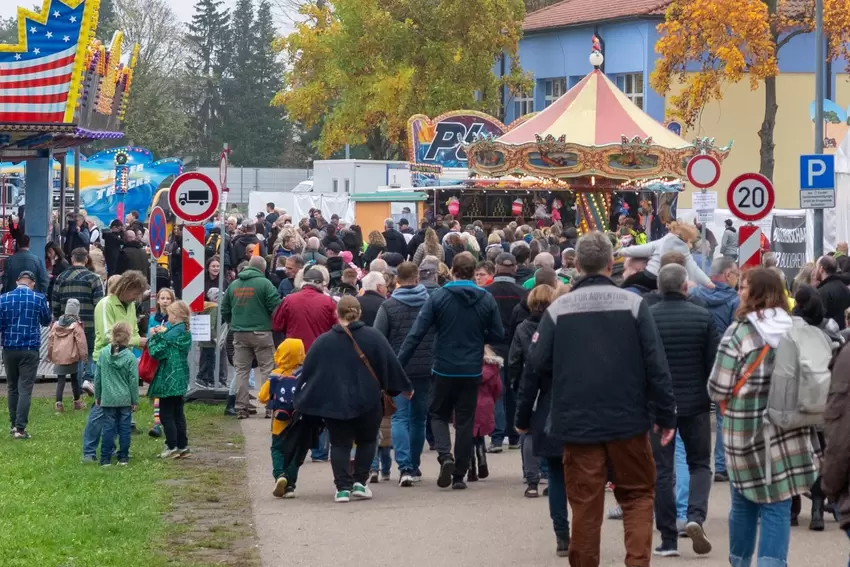 Nach dem Umzug strömten die Massen zurück zum Festzeolt.