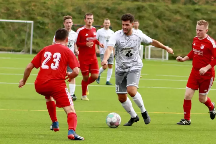 Traf per Ecke zum 1:0 für Ixheim: Yannik Utzinger (weißes Trikot), hier beim Dribbling gegen den Hornbacher Fernando Costa Almei