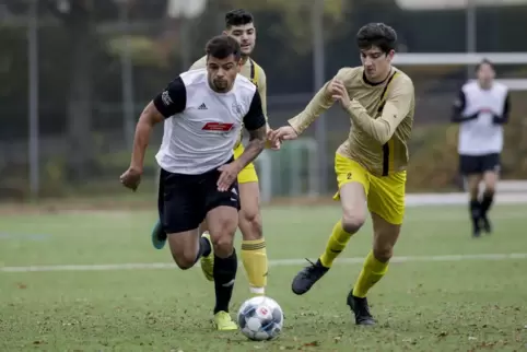 Mal wieder nicht zu halten: Heraldo Jorrin, der im Trikot des FC Erlenbach jetzt in der Reserve auf Plätzen der C-Klasse Tore sc