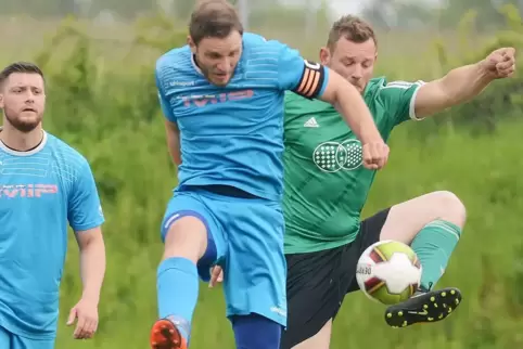 Traf im Rodalber Stadtderby für den FCR II Christian Gessner (rechts). 