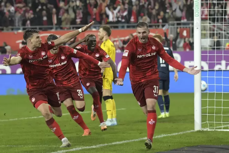 Und jetzt – Party: Luca Sirch (rechts) hat das 2:0 erzielt, seine Teamkollegen stürmen ihm hinterher. 