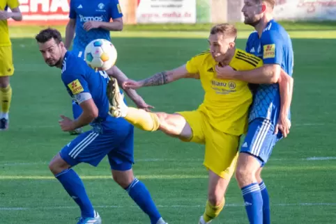 Julian Scharfenberger (gelb) spielt in Dudenhofen