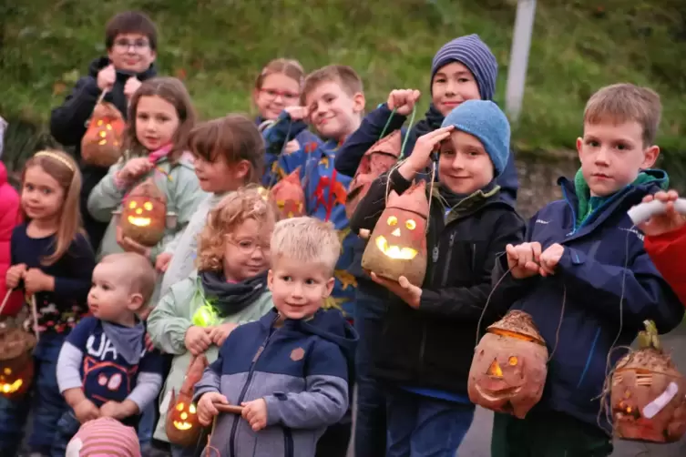 Rund 30 Kinder – begleitet von ihren Eltern und/oder Großeltern – haben sich am Samstag mit ihren selbstgeschnitzten „Rummelbooz