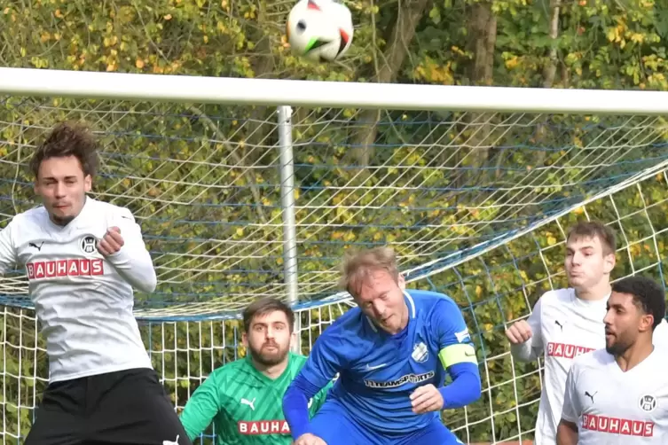 Gibt den Jungen Tipps: Yannik Schindler (blau). 