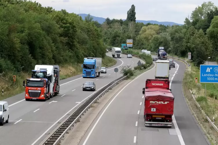 Hat Schlaglöcher: A65 bei Landau. 