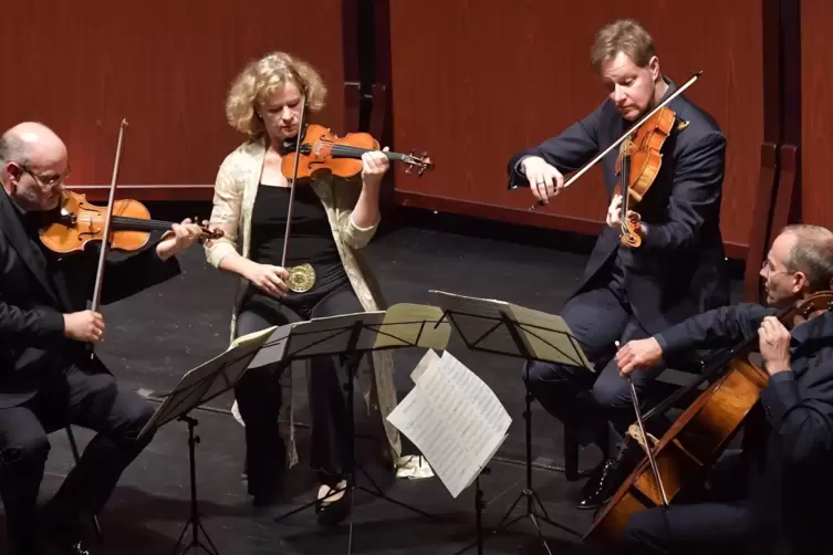 Vereinen spielerische Eloquenz und Biss: die Mitglieder des Mandelring Quartetts im Saalbau.