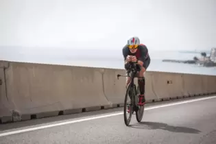 Votteler auf dem Rad beim Ironman Langdistanz in Barcelona.