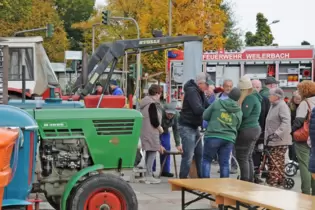 Hochbetrieb herrschte auf dem Dorfplatz nicht nur bei der Fahrzeugausstellung.