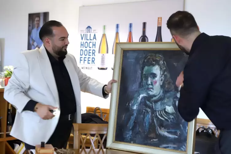  Kunstsprechstunde in der Villa Hochdörffer: Aaron Gärtner (links) vom Auktionshaus Mannheim hat gerade ein Bild von Rolf Müller