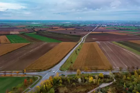 Hier sind in den vergangenen Jahren etliche Unfälle passiert: Die Kreuzung zwischen L507 und K25. Die Straße zwischen Lingenfeld