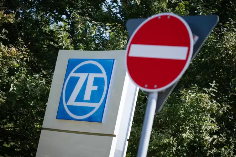 Beim Autozulieferer ZF stehen alle Zeichen auf Rot: Bis Ende 2025 sollen 1800 Jobs gestrichen werden. 