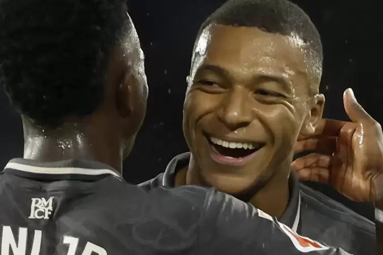 Der Zuspruch der Real-Kollegen, hier Vinicius Junior, tut Kylian Mbappé derzeit doppelt gut. Sein positives Image steht auf dem 