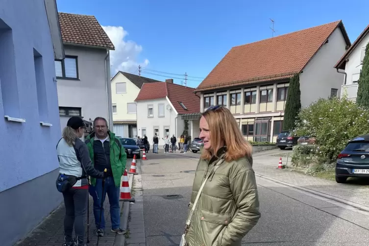 Minfelds Ortsbürgermeister Martin Volz im Gespräch mit einer Anliegerin. Bis dahin, wo die Hüte stehen, ist Privatbesitz. Im Vor