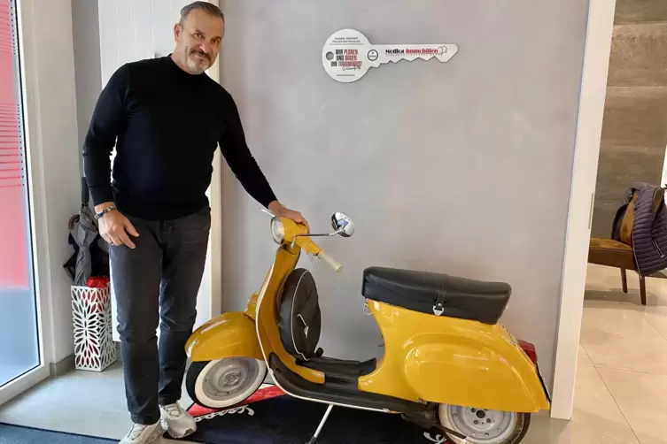 Carmelo Modica neben der Vespa, auf der er in Jugendjahren unterwegs war. 