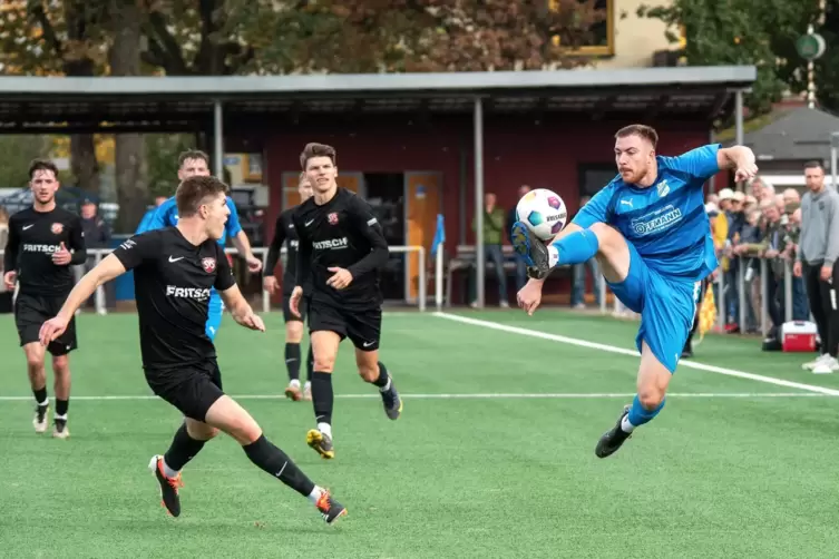 Zeiskams Leon Ohlinger scheint den Ball mit dem Fuß zu tätscheln. Jonas Heinz und Daniel Bender vom SV Steinwenden passen auf. 