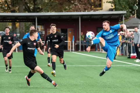 Zeiskams Leon Ohlinger scheint den Ball mit dem Fuß zu tätscheln. Jonas Heinz und Daniel Bender vom SV Steinwenden passen auf. 