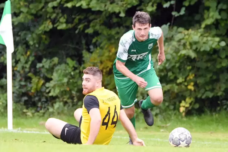 Der dreimalige Torschütze Mike Schneider (rechts) vom SV Katzweiler, der von seinem Trainer beim 5:4-Sieg gegen Kindsbach als „D